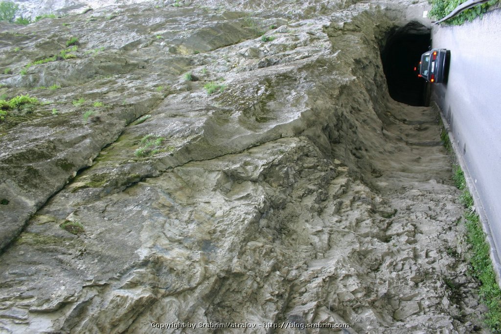 IMG_8321 Trigrad jdrelo.JPG
Make: Canon
Model: Canon EOS DIGITAL REBEL
DateTime: 10.7.2005 . 13:32:26
EXIFImageWidth: 1024
ExifImageLength: 1536
Flash: Flash did not fire - Compulsory flash suppression
ISOSpeedRatings: ISO 100
ShutterSpeedValue: 1/30 sec
ApertureValue: F5,6
FocalLength: 18 mm