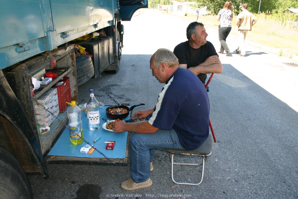 IMG_4533 Bulgarian Lorry-drivers killing time waiting at Petrohan-Kulata
Click for next picture...