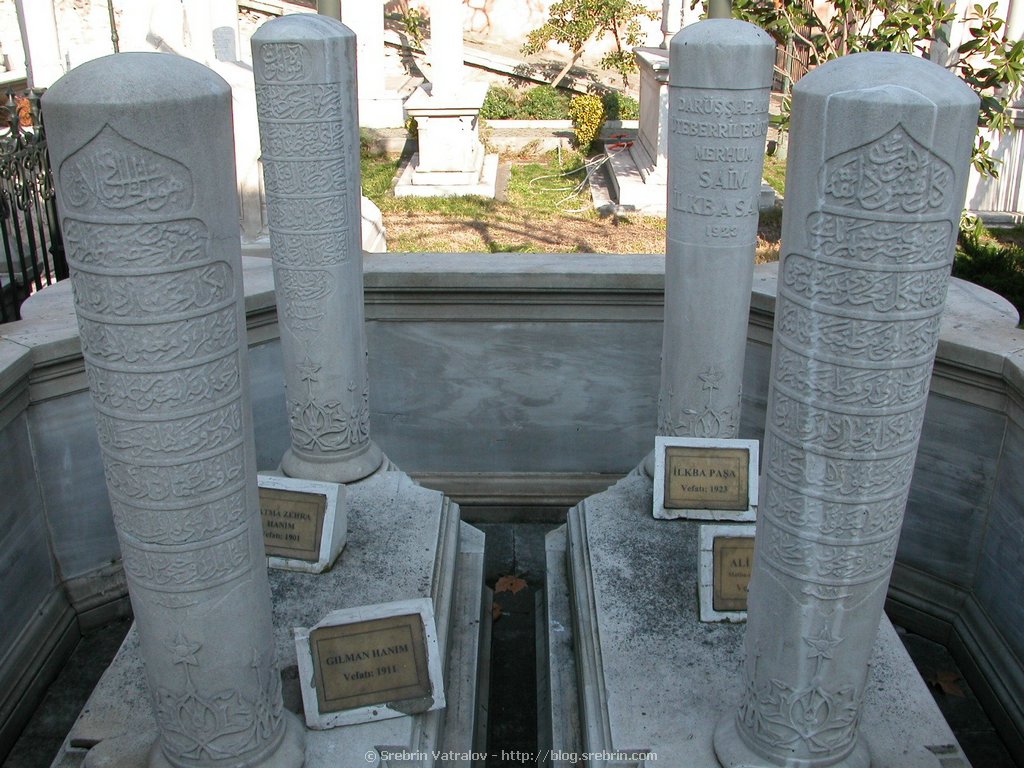 DSCN7993 Tombs for turkish pasa in central Istanbul near Kapali charsha
Click for next picture...