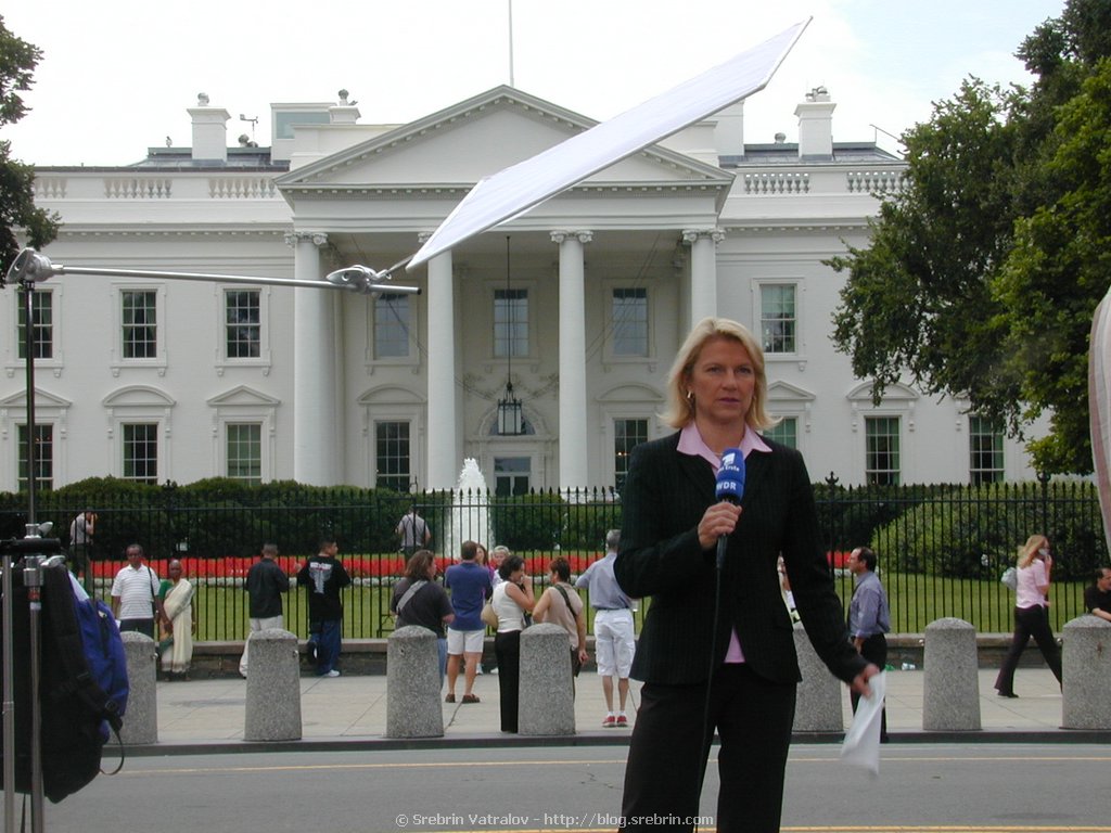 DSCN0091 Reporting live from the White house
Click for next picture...